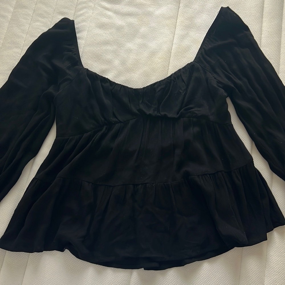 Cute flowy black shirt with fun sleeves!